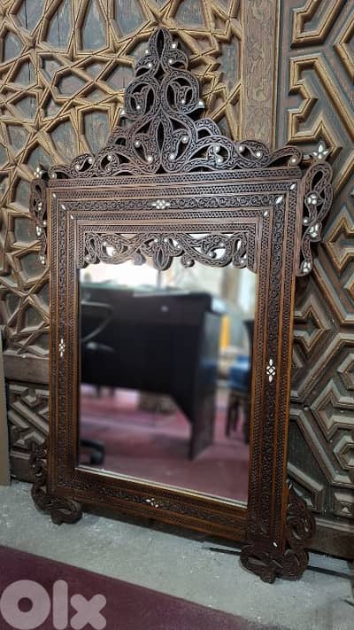 مرآة فاخرة: حفر يهودي ونقش ملكي أصيل