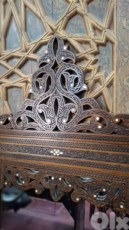 مرآة فاخرة: حفر يهودي ونقش ملكي أصيل 1