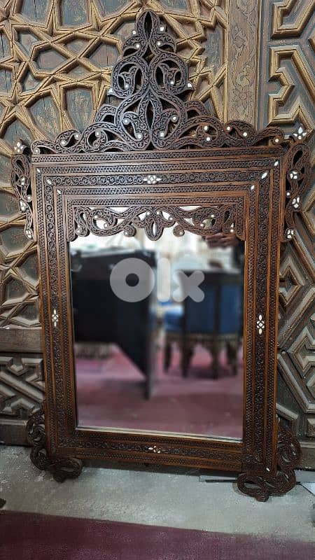 مرآة فاخرة: حفر يهودي ونقش ملكي أصيل 2