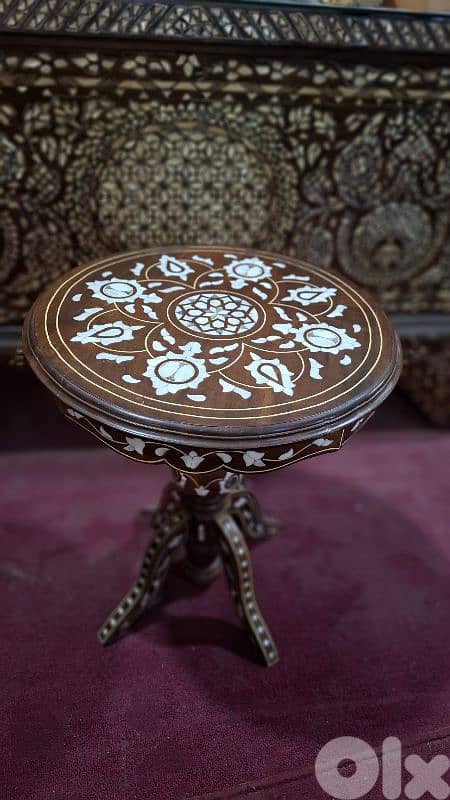 تحفة الأرابيسك: طاولة ملكيّة مرصعة بصدف اللؤلؤ النفيس 3