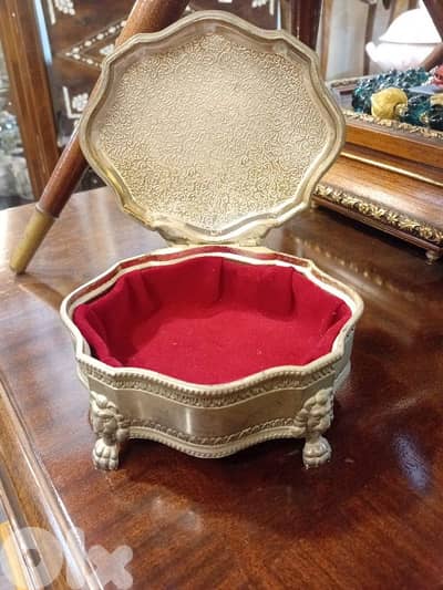 صندوق رائع داخليته مخمل