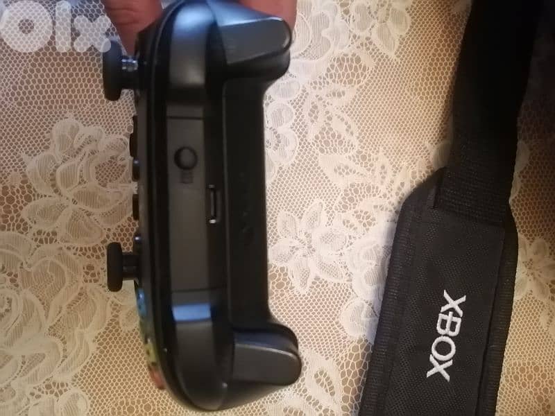 Xbox One X Scorpio Edition 1TB 3