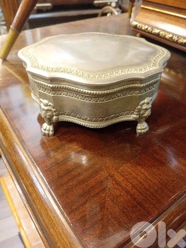 صندوق رائع داخليته مخمل 1