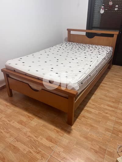 تخت وفرشة مفرد ونصف