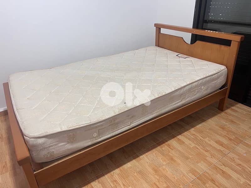 تخت وفرشة مفرد ونصف 1