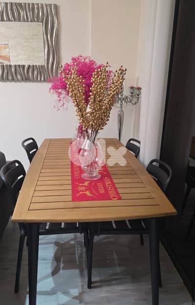 للبيع طاولة طعام وكراسيها  مع مكتب من عند غاليري استقبال  غير مستعملين