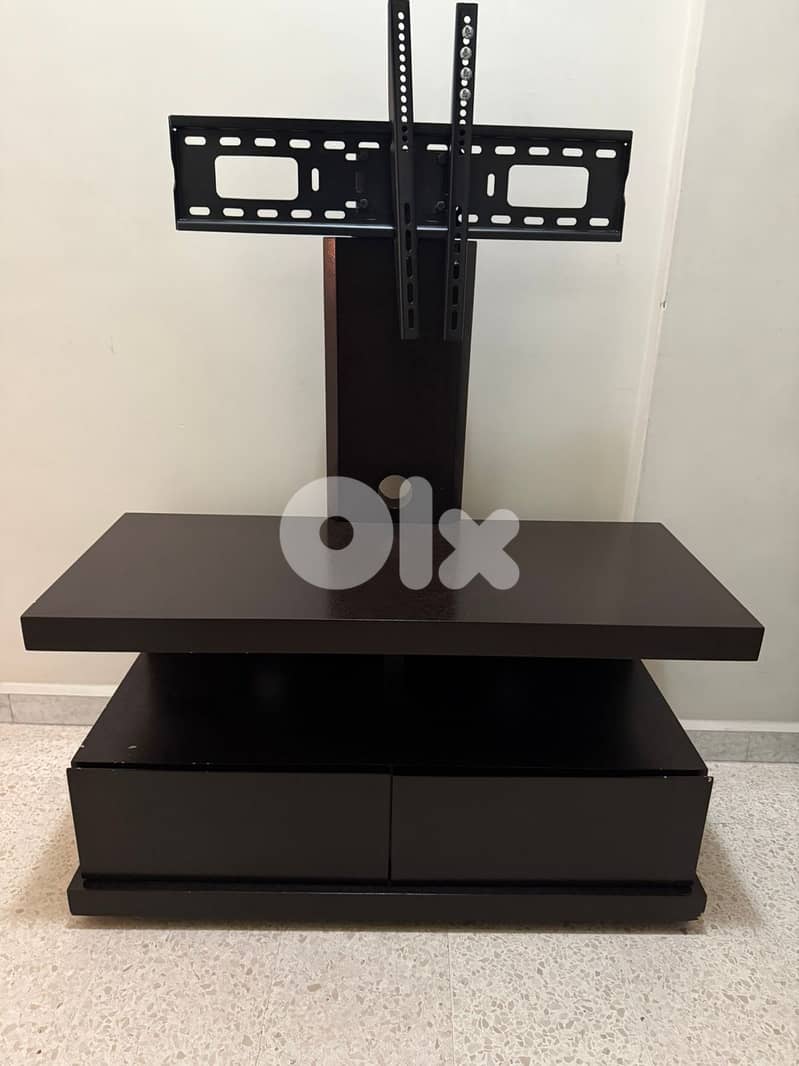 Nicely used living room 4