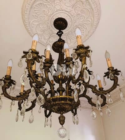 ثرية ضخمة و مميزة جدًا من تصميم و زخرفة بالأسلوب الكلاسيكي الأوروبي