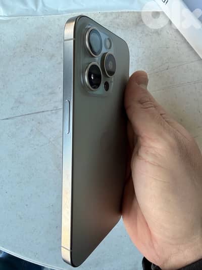 iPhone 15 pro 256gb natural titanium