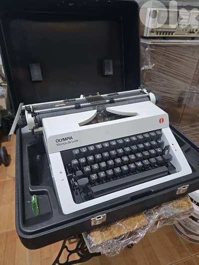 Olympia Monica de luxe typewriter dactylo