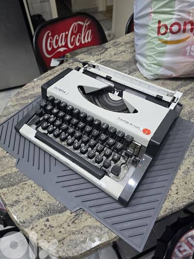 Olympia Traveller De Luxe typewriter dactylo  Fully functional