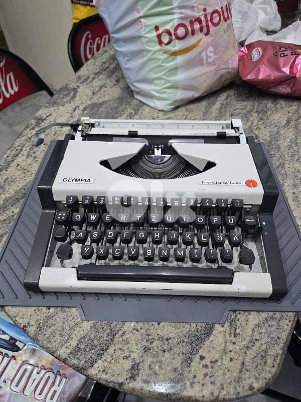 Olympia Traveller De Luxe typewriter dactylo  Fully functional 1