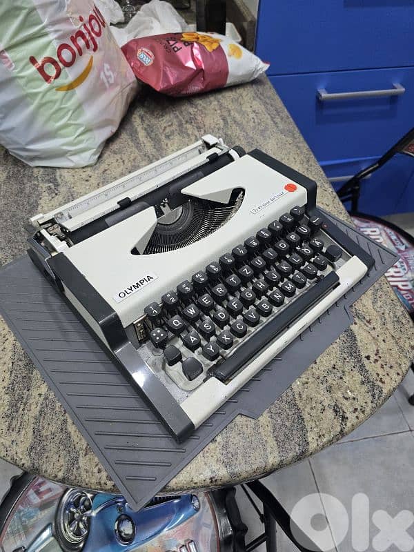 Olympia Traveller De Luxe typewriter dactylo  Fully functional 2