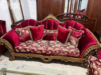 طقم كنبايات حفر خشب زان اربع قطع وطاولة شبه جديد