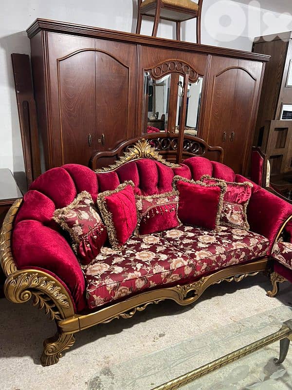 طقم كنبايات حفر خشب زان اربع قطع وطاولة شبه جديد 1