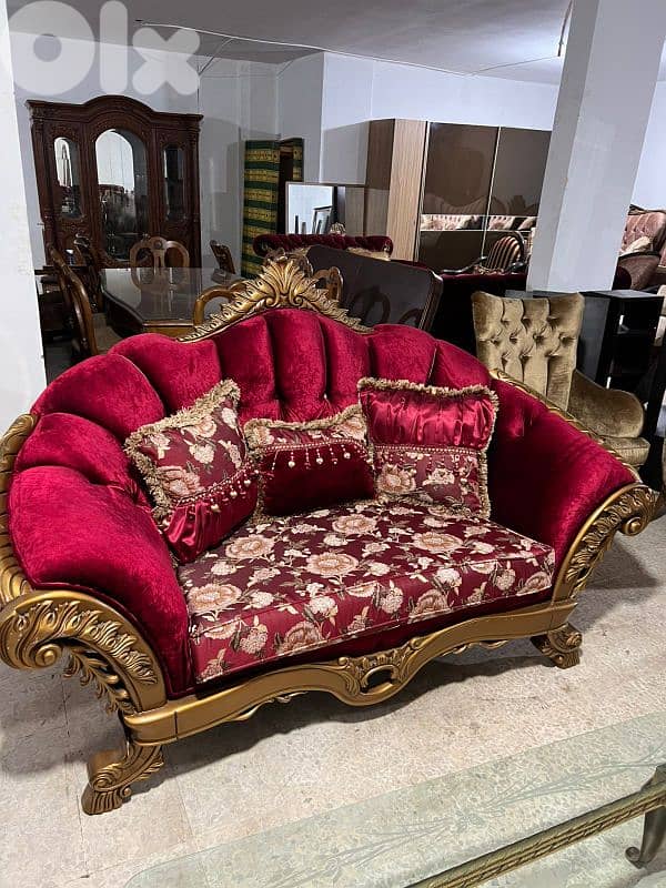 طقم كنبايات حفر خشب زان اربع قطع وطاولة شبه جديد 2