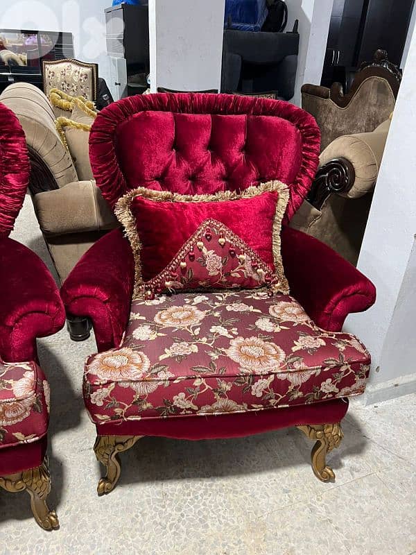 طقم كنبايات حفر خشب زان اربع قطع وطاولة شبه جديد 3