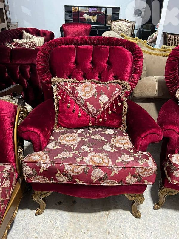 طقم كنبايات حفر خشب زان اربع قطع وطاولة شبه جديد 4