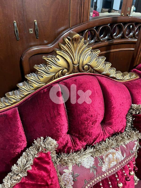 طقم كنبايات حفر خشب زان اربع قطع وطاولة شبه جديد 5