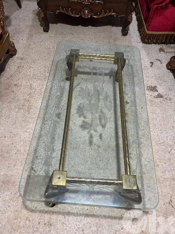 طقم كنبايات حفر خشب زان اربع قطع وطاولة شبه جديد 6