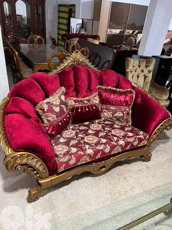 طقم كنبايات حفر خشب زان اربع قطع وطاولة شبه جديد 7