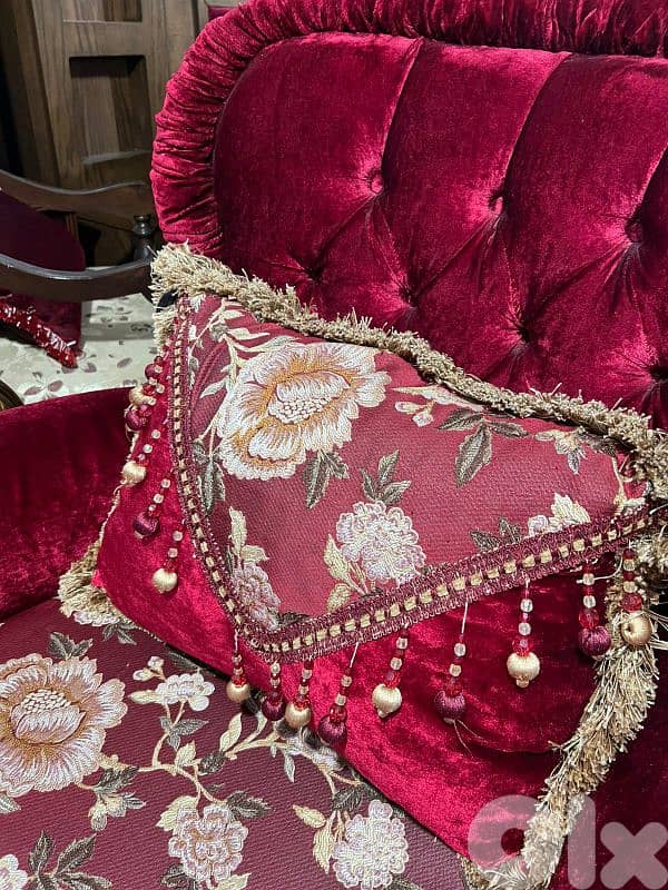 طقم كنبايات حفر خشب زان اربع قطع وطاولة شبه جديد 8