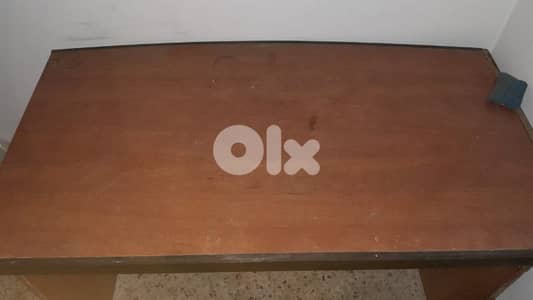 مكتب  حالته وسط