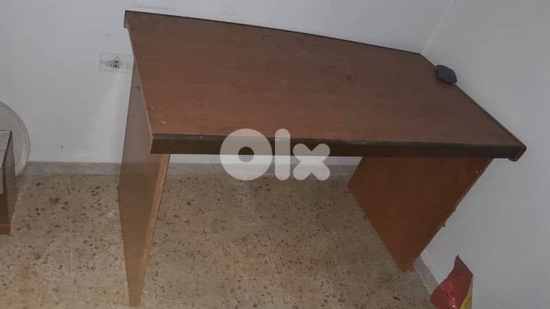 مكتب  حالته وسط 1