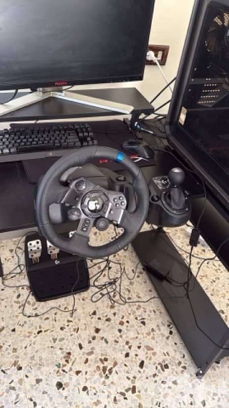 Logitech g923 Steering Wheel with peddals and gear 2