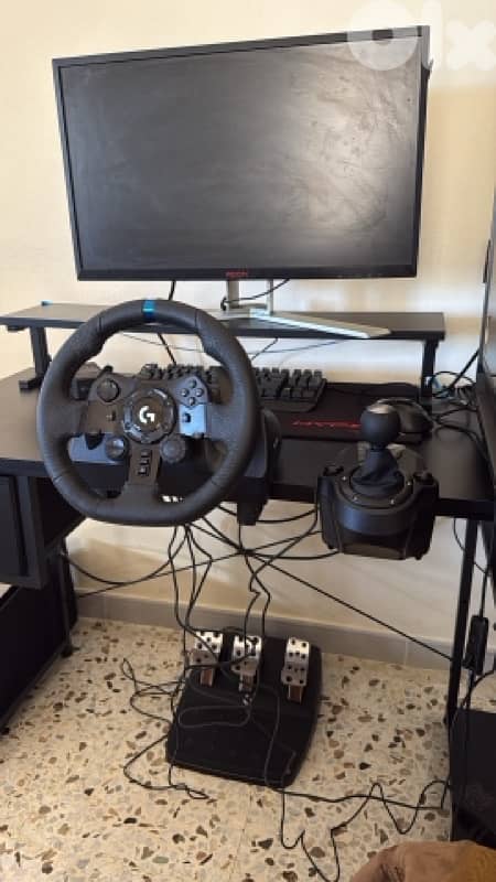 Logitech g923 Steering Wheel with peddals and gear 3