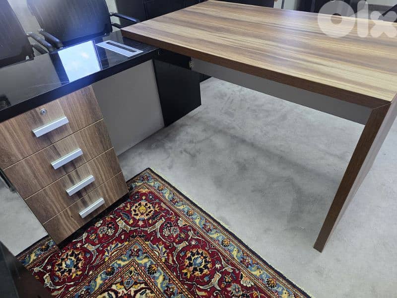 2 luxury office desks and 4 chairs 3