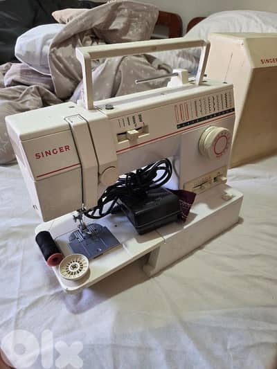 Singer Sewing Machine (Vintage / Mechanical)