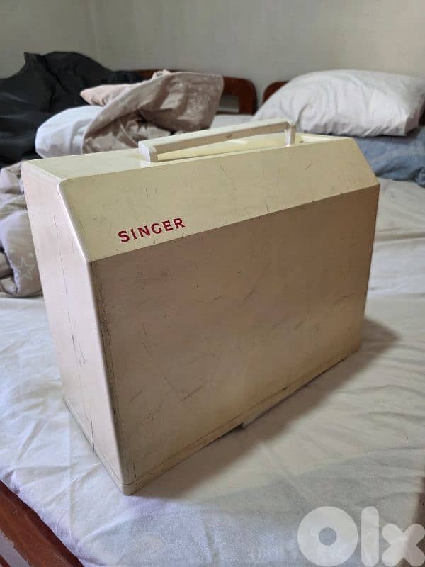 Singer Sewing Machine (Vintage / Mechanical) 1
