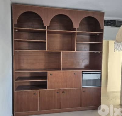 خزانة خشبية مع رفوف