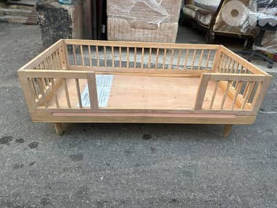 تخت بيبي او 8 سنين خشب سنديان وزان شغل برا كتير مرتب مع فرشة شبه جديد