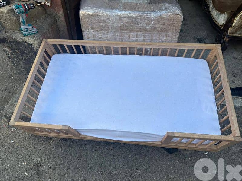 تخت بيبي او 8 سنين خشب سنديان وزان شغل برا كتير مرتب مع فرشة شبه جديد 5