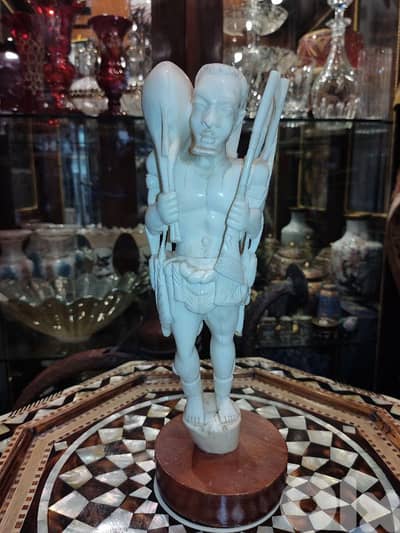 تمثال فنتج من العاج الطبيعي – صياد منحوت بدقة فنية عالية