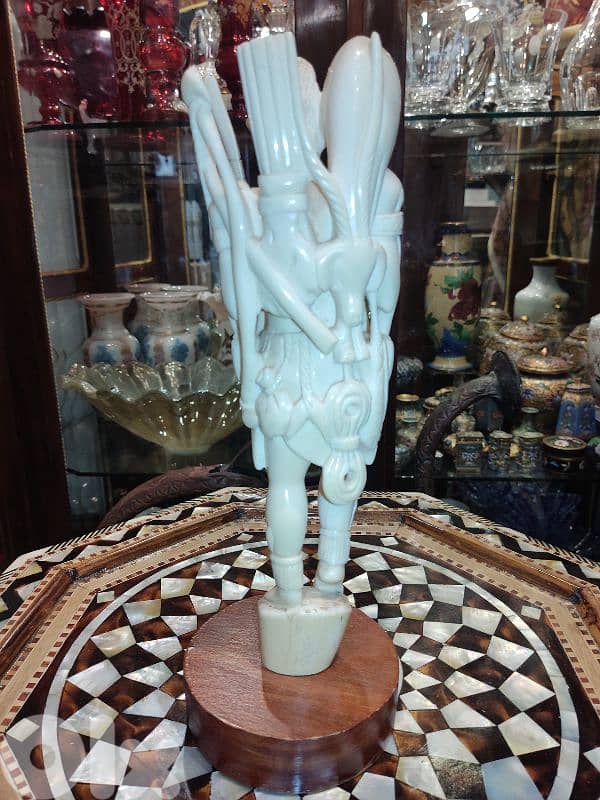 تمثال فنتج من العاج الطبيعي – صياد منحوت بدقة فنية عالية 1