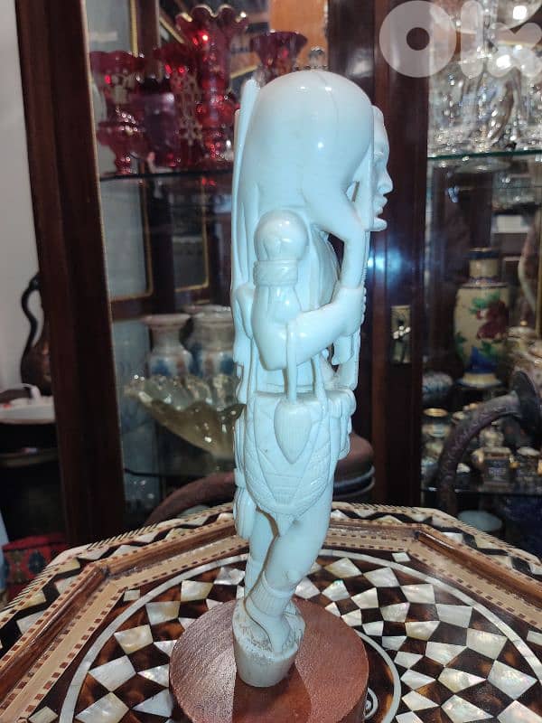 تمثال فنتج من العاج الطبيعي – صياد منحوت بدقة فنية عالية 2