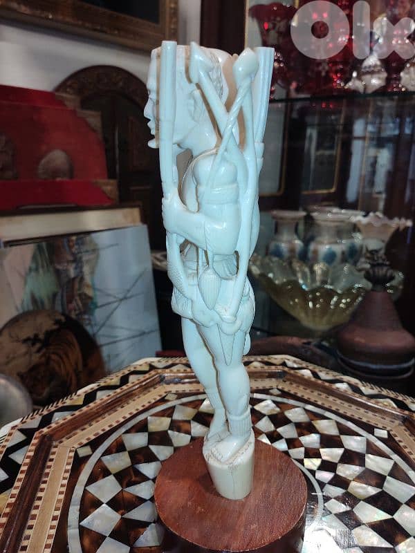 تمثال فنتج من العاج الطبيعي – صياد منحوت بدقة فنية عالية 3