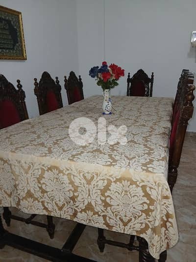 طاولة سفرة مع غرفة قعدة