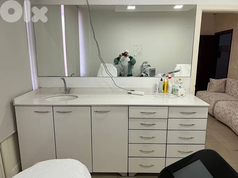 للبيع إعلان بيع محتويات عيادة تجميل البشرة 2