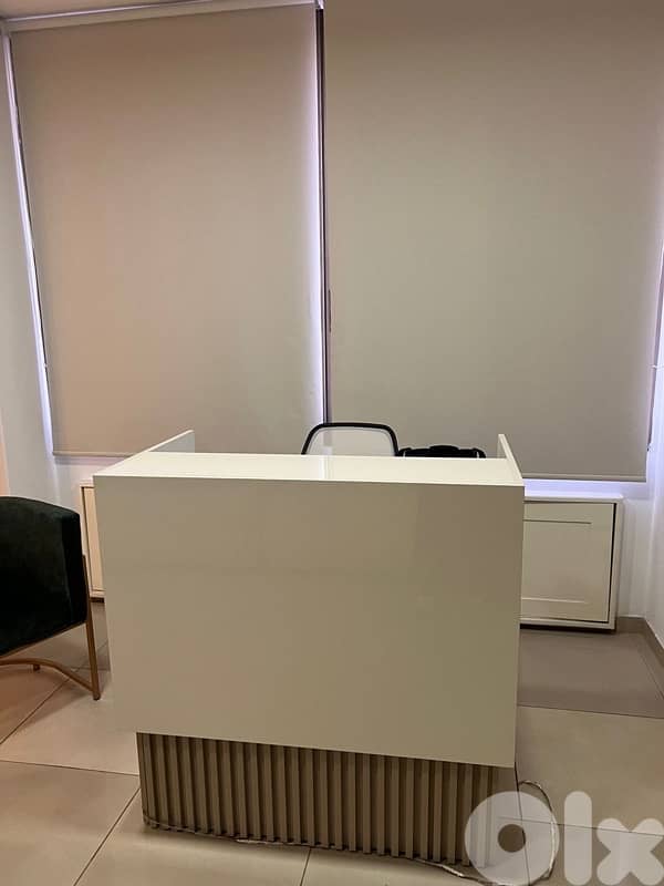 للبيع إعلان بيع محتويات عيادة تجميل البشرة 4