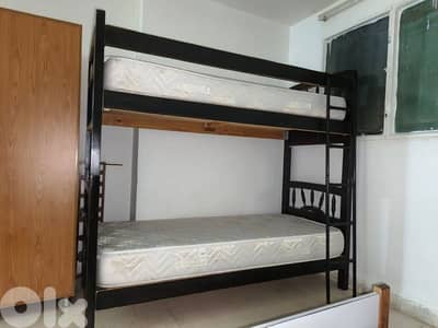 تختين خشب زين فوق بعضن مع سلم  وفرشات شبه زين