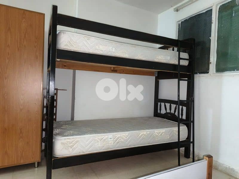 تختين خشب زين فوق بعضن مع سلم  وفرشات شبه زين 1