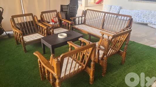 صالون مصنوع من خشب يوغوسلافي ٧ مقاعد