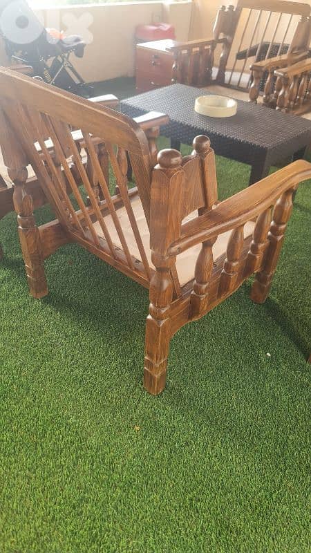 صالون مصنوع من خشب يوغوسلافي ٧ مقاعد 3