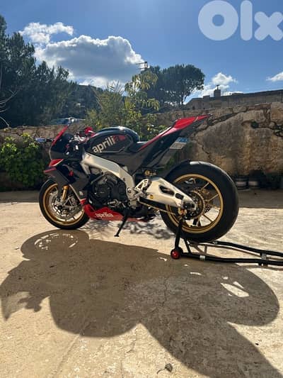 Aprilia RSV4 Factory 2013 very clean
