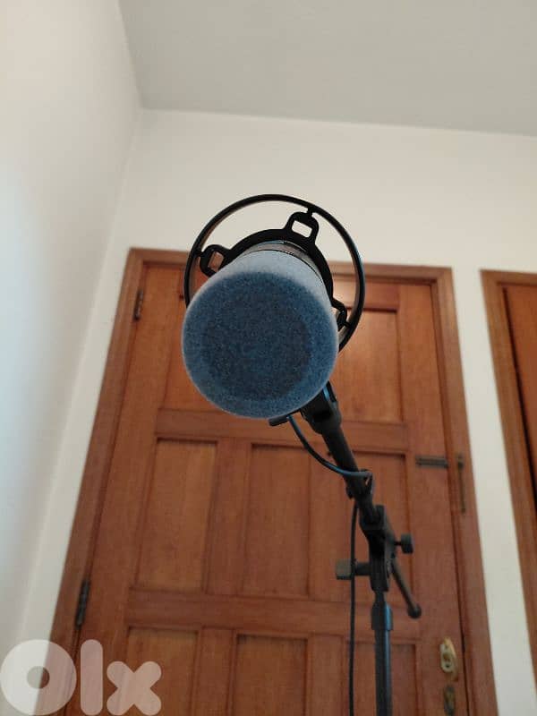 Maono PD300X Podcast Mic + Stand - Used like new 3