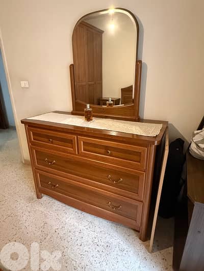 غرفة نوم بحالة جيدة